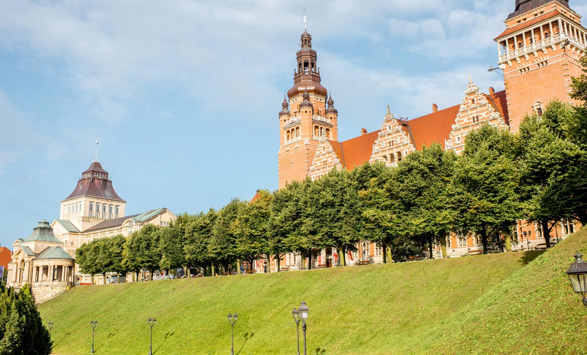 Widok na Zachodniopomorski Urząd Wojewódzki od strony ul. Admiralskiej